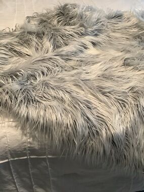 Dreamweavers Luxurious Gray Faux Fur Throw Blanket - Cozy Home Decor